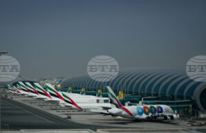 ОБНОВЕНА Авиокомпании продължават да отменят полети след ескалацията на напрежението в Близкия изток