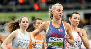 Олимпийската шампионка Кийли Ходжкинсън е останала без екипировката си и е взела назаем шпайкове преди състезанието на 800 метра в Торун