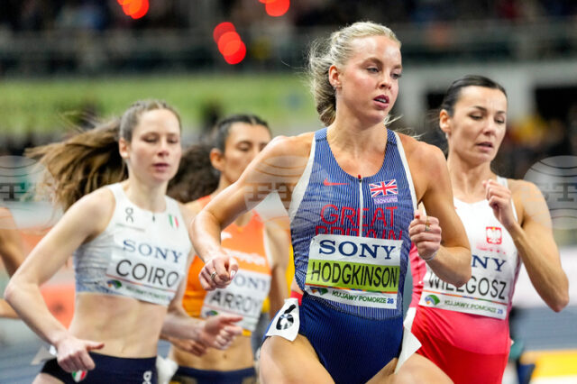 Олимпийската шампионка Кийли Ходжкинсън е останала без екипировката си и Олимпийската шампионка Кийли Ходжкинсън е останала без екипировката си и е взела назаем шпайкове преди състезанието на 800 метра в Торун