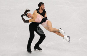 Олимпийските шампиони Лоранс Фурние Бодри и Гийом Сизерон поведоха след ритмичния танц при танцовите двойки на Световното първенство по фигурно пързаляне в Прага Олимпийските шампиони Лоранс Фурние Бодри и Гийом Сизерон поведоха след ритмичния танц при танцовите двойки на Световното първенство по фигурно пързаляне в Прага