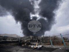 Дим се издига от съоръжение за съхранение на петрол, ударено от американско-израелска така в Техеран, 8 март 2026 г.,