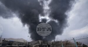 Дим се издига от съоръжение за съхранение на петрол, ударено от американско-израелска така в Техеран, 8 март 2026 г.,