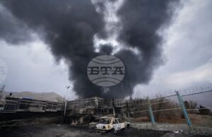 Ормузкият проток в центъра на нова криза: Тръмп постави ултиматум, Иран отвърна със заплахи Дим се издига от съоръжение за съхранение на петрол, ударено от американско-израелска така в Техеран, 8 март 2026 г.,