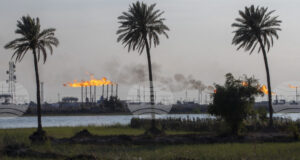 От войната Йом Кипур до затварянето на Ормузкия проток - най-големите шокове на глобалния петролен пазар в историята