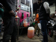 ПТИ: Главният министър на Джаму и Кашмир предупреди, че ще затвори бензиностанциите, ако хората не престанат да се струпват по тях