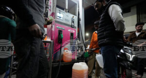 ПТИ: Главният министър на Джаму и Кашмир предупреди, че ще затвори бензиностанциите, ако хората не престанат да се струпват по тях