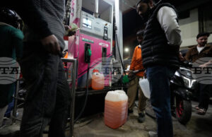 ПТИ: Главният министър на Джаму и Кашмир предупреди, че ще затвори бензиностанциите, ако хората не престанат да се струпват по тях