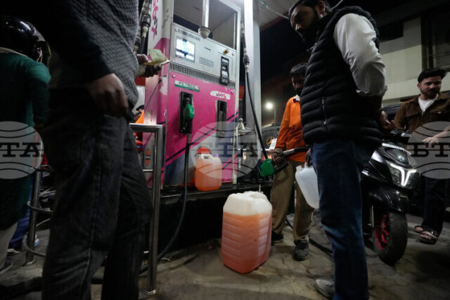 ПТИ: Главният министър на Джаму и Кашмир предупреди, че ще ПТИ: Главният министър на Джаму и Кашмир предупреди, че ще затвори бензиностанциите, ако хората не престанат да се струпват по тях