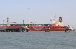 ПТИ: Танкерът "Джаг Васант", превозващ 47,000 тона пропан-бутан от Кувейт, акостира на индийското пристанище "Вадинар"