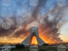 Дим се издига над Техеран след удар в рамките на американско-израелската операция срещу Иран, 3 март 2026