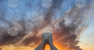 Дим се издига над Техеран след удар в рамките на американско-израелската операция срещу Иран, 3 март 2026