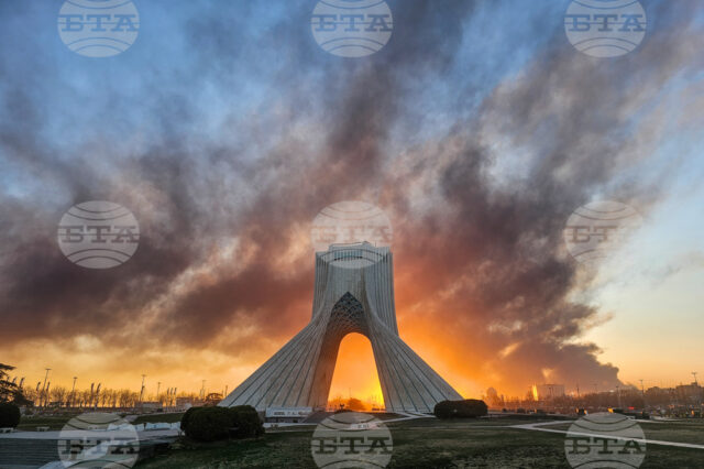 Дим се издига над Техеран след удар в рамките на американско-израелската операция срещу Иран, 3 март 2026