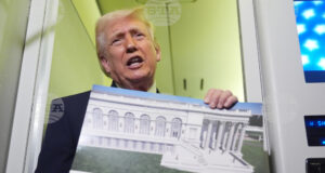 Доналд Тръмп показва проекти на новото Източното крило в Белия дом