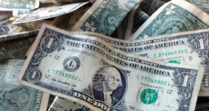 Поскъпване на долара и швейцарския франк – първа пазарна реакция на войната в Иран