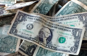 Поскъпване на долара и швейцарския франк – първа пазарна реакция на войната в Иран