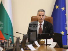 Най-силната защита на демокрацията е участието на гражданите, каза служебният премиер Андрей Гюров и призова хората да гласуват на изборите