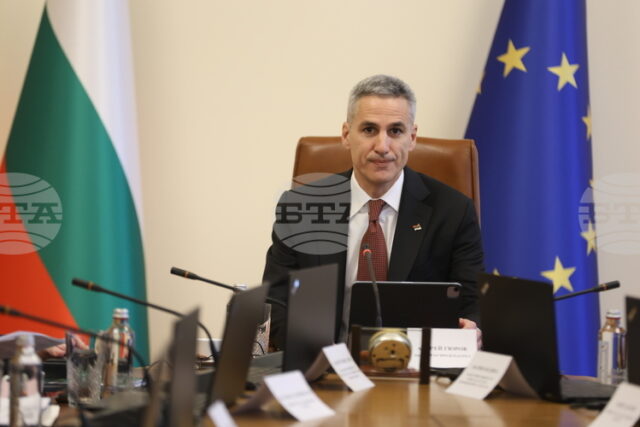 Най-силната защита на демокрацията е участието на гражданите, каза служебният премиер Андрей Гюров и призова хората да гласуват на изборите