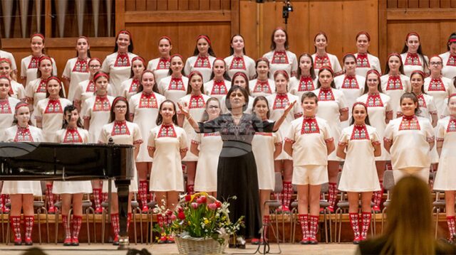 Премиерата на новия филм за Детския радиохор на БНР „Облечени Премиерата на новия филм за Детския радиохор на БНР „Облечени в музика“ ще се състои днес в кино „Люмиер"