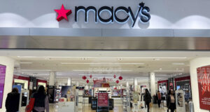 Продажбите на дребно в САЩ бележат по-малък от очаквания спад през януари