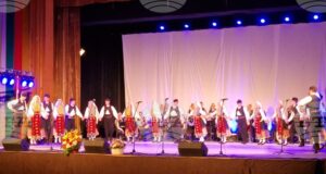 Публиката във Велико Търново аплодира спектакъла на Държавния фолклорен ансамбъл „Филип Кутев“, създаден по случай 75-ата му годишнина