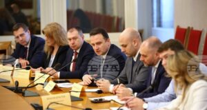 РАЗШИРЕНА
                                                                                                Парламентарната Комисия по енергетика поиска изслушване на служебния премиер във връзка с позицията на МС на предстоящото заседание на Европейския съвет