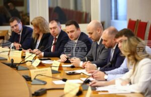 РАЗШИРЕНА
                                                                                                Парламентарната Комисия по енергетика поиска изслушване на служебния премиер във връзка с позицията на МС на предстоящото заседание на Европейския съвет