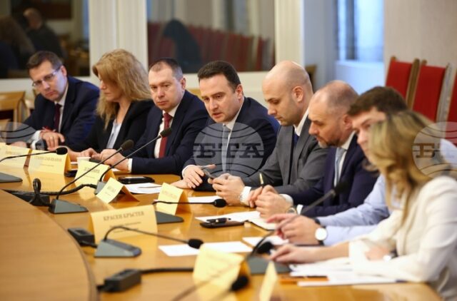 РАЗШИРЕНА
                                                                                                Парламентарната Комисия по енергетика поиска изслушване на служебния премиер във връзка с позицията на МС на предстоящото заседание на Европейския съвет