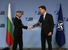 Служебният премиер Андрей Гюров (вляво) и генералният секретар на НАТО Марк Рюте