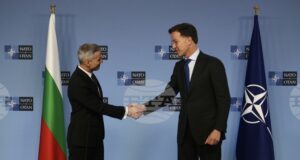 Служебният премиер Андрей Гюров (вляво) и генералният секретар на НАТО Марк Рюте