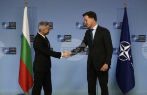 Служебният премиер Андрей Гюров (вляво) и генералният секретар на НАТО Марк Рюте