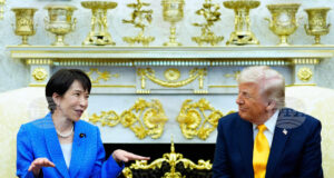 Японската премиерка Санае Такаичи разговаря днес с американския президент Доналд Тръмп в Овалния кабинет на Белия дом.