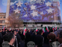 Привърженици на иранското правителство се събират в Техеран, след като държавната телевизия официално обяви смъртта на иранския върховен лидер аятолах Али Хаменей, 1 март 2026 г.