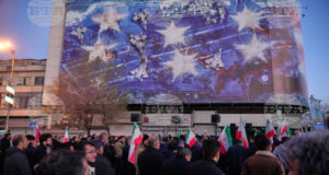 Привърженици на иранското правителство се събират в Техеран, след като държавната телевизия официално обяви смъртта на иранския върховен лидер аятолах Али Хаменей, 1 март 2026 г.