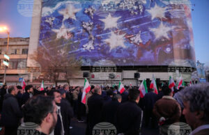 Привърженици на иранското правителство се събират в Техеран, след като държавната телевизия официално обяви смъртта на иранския върховен лидер аятолах Али Хаменей, 1 март 2026 г.