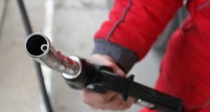 След три дни високи цени: започват компенсации за горивата