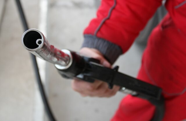 След три дни високи цени: започват компенсации за горивата