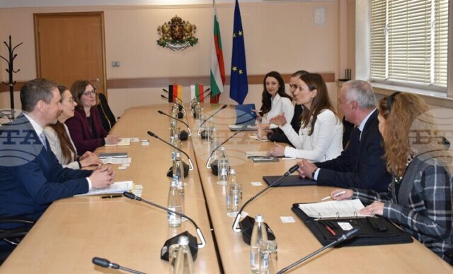 Служебният икономически министър заяви на среща с посланика на Германия, че няма да допусне забавяне на ключови проекти