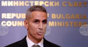 Служебният премиер Андрей Гюров разговаря с председателя на Европейската комисия Урсула фон дер Лайен в Париж