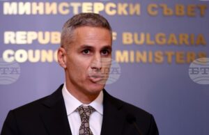 Служебният премиер Андрей Гюров разговаря с председателя на Европейската комисия Урсула фон дер Лайен в Париж