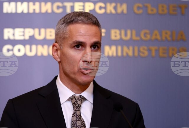 Служебният премиер Андрей Гюров разговаря с председателя на Европейската комисия Урсула фон дер Лайен в Париж