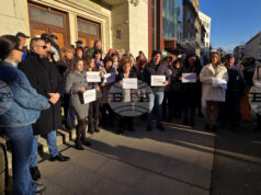 Служители на „Български пощи“ във Враца излязоха на протест с искане за минимум 5 процента увеличение на основните им заплати Служители на „Български пощи“ във Враца излязоха на протест с искане за минимум 5 процента увеличение на основните им заплати