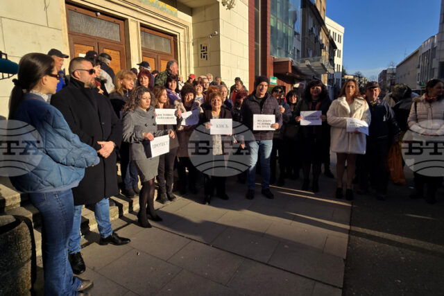 Служители на „Български пощи“ във Враца излязоха на протест с искане за минимум 5 процента увеличение на основните им заплати