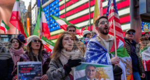 Смъртта на аятолах Хаменей "не означава автоматично край на системата", каза пред АФП вдовицата на последния ирански шах