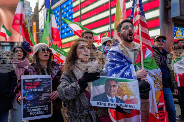 Смъртта на аятолах Хаменей "не означава автоматично край на системата", каза пред АФП вдовицата на последния ирански шах