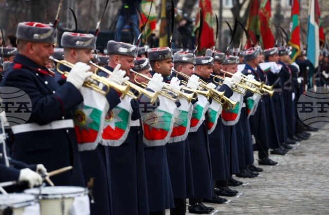 София отбелязва Трети март с издигане на националното знаме, смяна София отбелязва Трети март с издигане на националното знаме, смяна на почетния гвардейски караул и тържествена заря