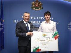 Спортният министър Димитър Илиев връчи премия в размер на 25 000 евро на пилота във Формула 2 Никола Цолов