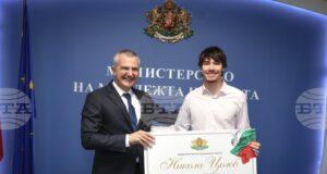 Спортният министър Димитър Илиев връчи премия в размер на 25 000 евро на пилота във Формула 2 Никола Цолов