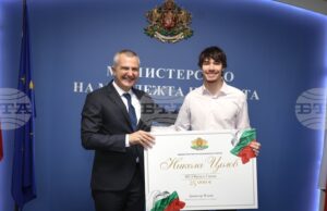Спортният министър Димитър Илиев връчи премия в размер на 25 000 евро на пилота във Формула 2 Никола Цолов