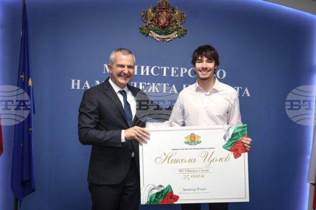 Спортният министър Димитър Илиев връчи премия в размер на 25 000 евро на пилота във Формула 2 Никола Цолов