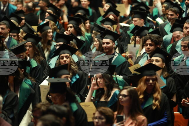 Средната такса в държавен университет за учебната 2026/2027 година да Средната такса в държавен университет за учебната 2026/2027 година да е 545 евро, а средната такса за кандидатстване - 40 евро, се предлага в проект